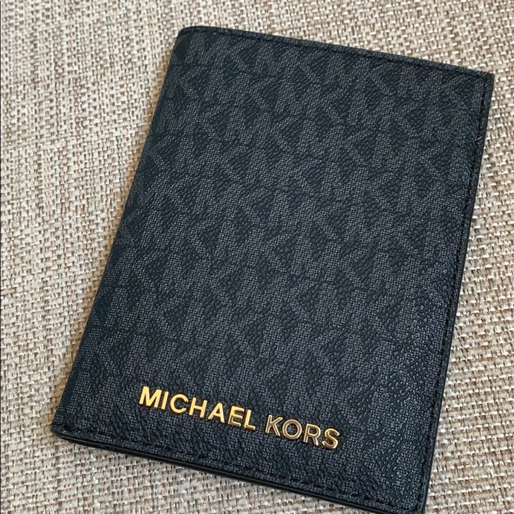 Sale ๐ Michael Kors Passport Holder Wallet case - Picture 10 of 12